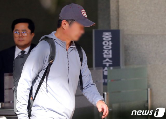 조국 법무부 장관의 동생 조모씨가 조사를 받기 위해 1일 오전 서울 서초동 서울중앙지방검찰청에 출석하고 있다. 뉴스1