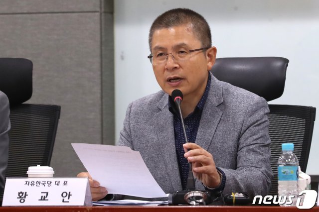 황교안 자유한국당 대표가 8일 오전 서울 여의도 국회에서 열린 민부론(民富論) 제1차 입법 세미나 : 기초소재산업 육성 및 벤처생태계 활성화를 위한 공정거래법 개정 입법 세미나에서 모두발언을 하고 있다. 2019.10.8/뉴스1 ⓒ News1