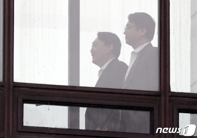 윤석열 검찰총장이 7일 오후 서울 서초구 대검찰청에서 점심식사를 하기 위해 이동하고 있다. © News1