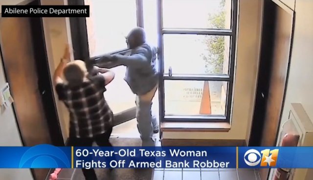 60세 여성이 총을 든 무장강도를 제압하는 장면 - 유튜브 갈무리