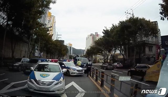 7일 오전 차량 절도 사건 피의자가 경찰의 동행 요구에 응하지 않고 포터를 타고 10km를 도주하다 경찰에 붙잡혔다. 순찰차가 포터를 에워싼 모습.(부산지방경찰청 제공)© 뉴스1