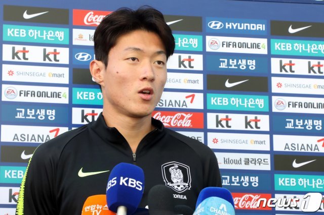 대한민국 남자 축구대표팀 황의조가 8일 오후 경기도 파주시 축구대표팀트레이닝센터(NFC)에서 인터뷰를 하고 있다. 벤투 감독이 이끄는 축구대표팀은 오는 10일 화성에서 스리랑카, 15일 평양에서 북한과의 카타르월드컵 아시아 2차 예선을 치른다. 2019.10.8/뉴스1 © News1