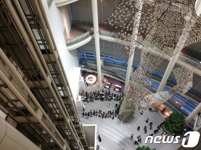 ‘평화의 소녀상’ 등 작품이 전시 중인 일본 나고야(名古屋)시 아이치현문화예술센터 전시장에서 내려다본 로비층. © 뉴스1