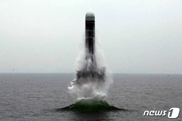 노동신문이 게재한 북극성3형  시험 발사 사출 장면.  © 뉴스1