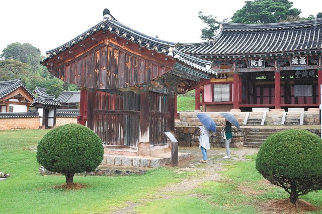 일두 정여창 선생을 기리는 경남 함양군 수동면 남계서원. 왼쪽이 묘정비각, 오른쪽이 명성당이다. 함양=강정훈 기자 manman@donga.com