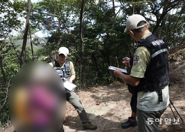 6일 오전 북한산국립공원 도봉사무소 직원들이 정해진 탐방로가 아닌 샛길로 다니던 등산객들을 단속하고 있다. 안철민 기자 acm08@donga.com