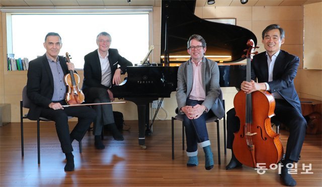‘트리오 오원’은 내년에 베토벤 피아노 3중주 전곡 연주에 나설 계획이다. 왼쪽부터 바이올리니스트 샤를리에, 피아니스트 스트로세, 음반 해설을 맡은 필립 블록, 첼리스트 양성원. 홍진환 기자 jean@donga.com