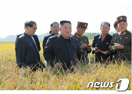 북한 노동당 기관지 노동신문이 9일 김정은 국무위원장이 군 농장을 현지지도 했다고 전했다. (노동신문) © 뉴스1