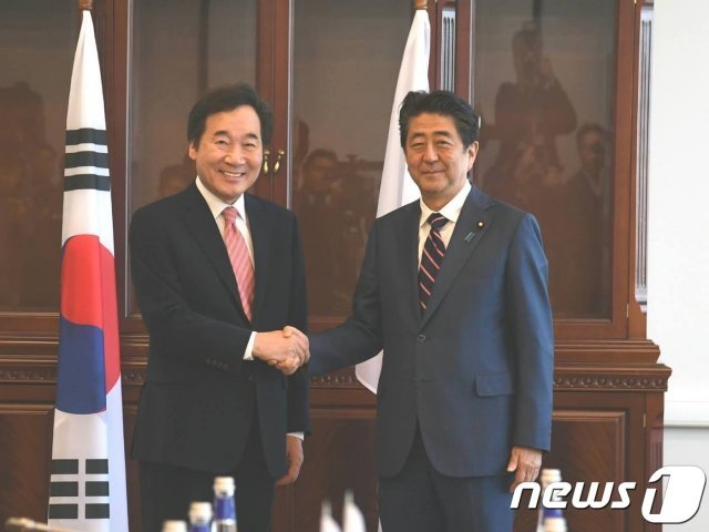 이낙연 국무총리(왼쪽)과 아베 신조 일본 총리 (이낙연 총리 페이스북)  © News1