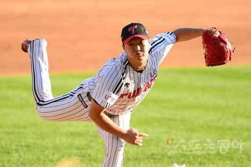 9일 서울 잠실야구장에서 ‘2019 신한은행 MY CAR KBO 포스트시즌’ 키움 히어로즈와 LG 트윈스의 준플레이오프 3차전이 열렸다. 9회초 등판해 1이닝을 무실점으로 막으며 4-2 승리를 지킨 LG 고우석이 역투하고 있다. 잠실｜김종원 기자 won@donga.com