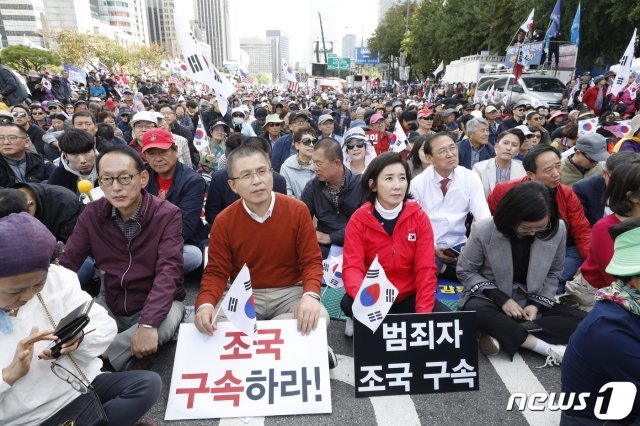 황교안 자유한국당 대표와 나경원 원내대표가 9일 오후 서울 종로구 광화문광장 일대에서 열린 범국민투쟁본부 ‘대한민국 바로세우기 국민대회’에서 조국 법무부 장관 사퇴를 촉구하고 있다. 2019.10.9/뉴스1 © News1