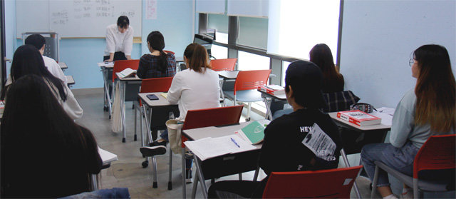 지난달 24일 서울 영등포구 서울온드림교육센터에서 중도입국 청소년들이 한국어 수업을 받고 있다. 서울온드림교육센터 제공