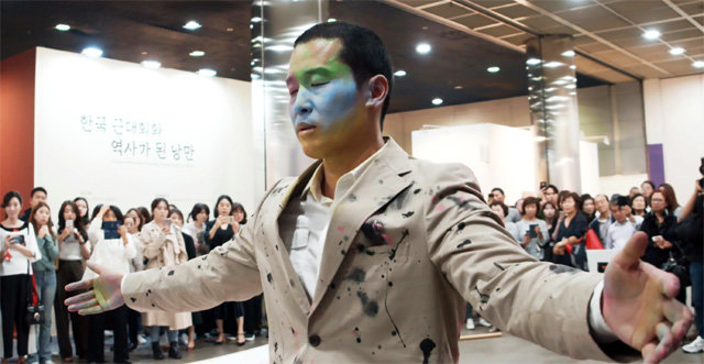 지난달 26일 서울 강남구 삼성동 코엑스에서 개막한 한국국제아트페어(KIAF)에서 사진작가 고상우 씨가 ‘Hug’ 퍼포먼스를 펼치고 있다. 갤러리나우 제공
