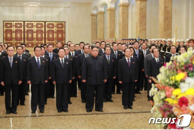 북한 김정은 국무위원장이 지난해 당 창건 기념일을 맞아 금수산 태양궁전을 참배했다.