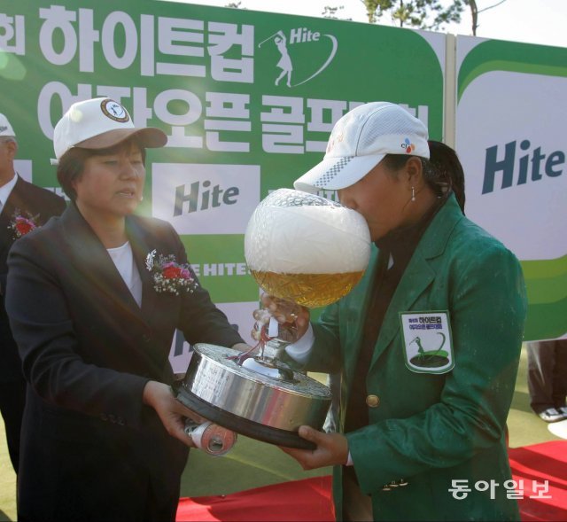 2005년 하이트컵여자오픈에서 우승한 뒤 트로피에 담긴 맥주를 마시고 있는 이선화. 동아일보 자료사진