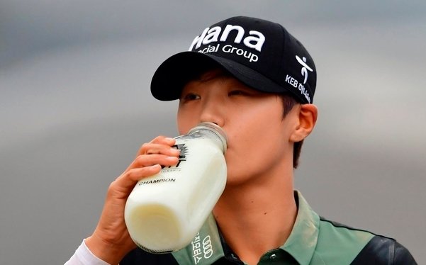 박성현이 인디 위민 인 테크 챔피언십에서 우승하고 나서 우유를 들이키고 있다. LPGA 트위터