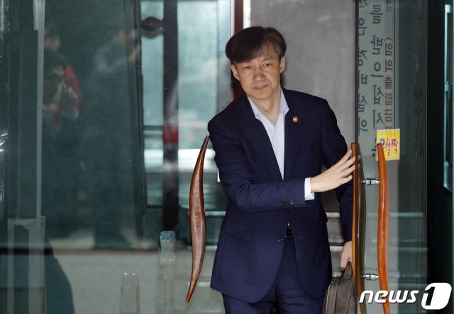 조국 법무부장관이 10일 오전 서울 서초구 방배동의 자택에서 출근하고 있다. 2019.10.10/뉴스1 © News1