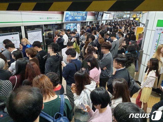 10일 오전 서울 지하철 2호선에 문제가 발생해 열차 운행에 차질이 빚어지면서 서울 마포구 홍대입구역에서 출근길 시민들의 불편이 겪고 있다. (독자제공) 2019.10.10/뉴스1 © News1