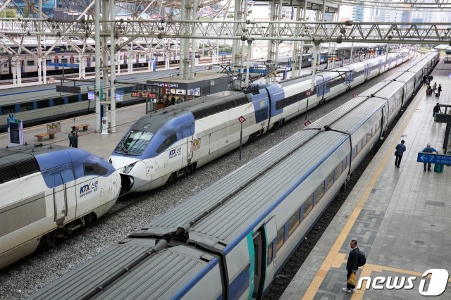철도노조가 예고한 파업을 하루 앞둔 10일 서울역 승강장에서 열차를 이용하는 승객들이 이동하고 있다. 뉴스1