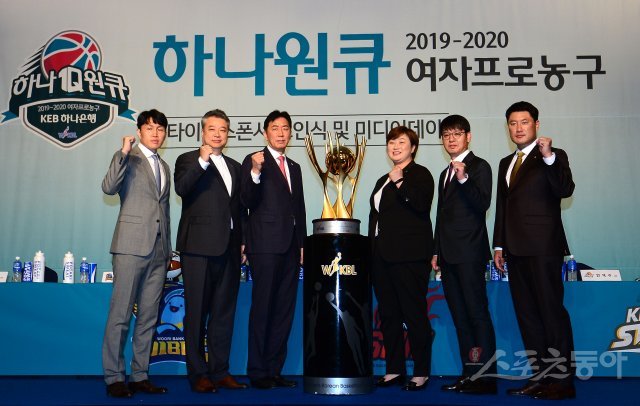 10일 서울 서대문구 그랜드힐튼호텔에서 ‘하나원큐 2019~2020 여자프로농구’ 타이틀스폰서 조인식 및 미디어데이가 열렸다. 미디어데이에 참석한 각 팀 감독들(왼쪽부터 위성우 감독, 임근배 감독, 이훈재 감독, 유영주 감독, 정상일 감독, 안덕수 감독)기념촬영을 하고 있다. 김종원 기자 won@donga.com