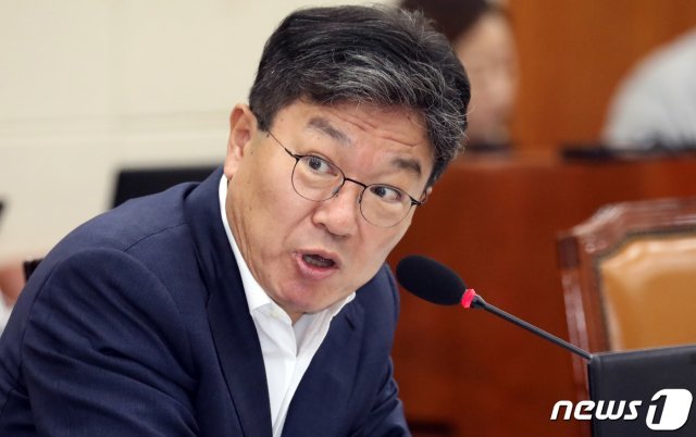 윤상직 자유한국당 의원.  © News1