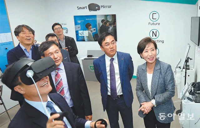 10일 전남대 전산원에서 열린 5G 체험존 개장식에서 정병석 총장이 VR 헤드셋을 착용하고 5G 기술을 체험하고 있다. 박영철 기자 skyblue@donga.com