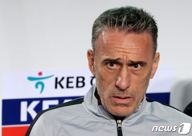 파울루 벤투 축구대표팀 감독이 10일 오후 경기도 화성시 향남읍 화성종합경기타운에서 열린 2022 국제축구연맹(FIFA) 카타르 월드컵 아시아지역 2차 예선 조별리그(H조) 대한민국과 스리랑카의 경기에서 그라운드를 바라보고 있다. 이날 경기는 대한민국이 8대0으로 승리했다. 2019.10.10/뉴스1 © News1