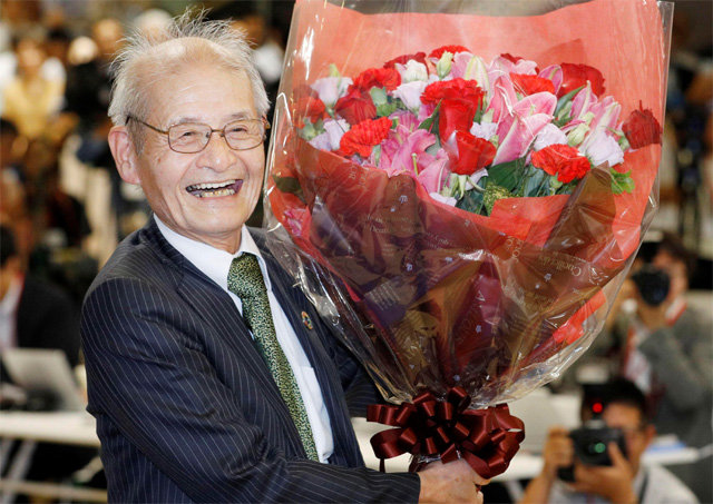 올해 노벨 화학상 공동 수상자로 선정된 요시노 아키라 일본 아사히가세이 명예연구원이 9일 도쿄에서 열린 기자회견에서 꽃다발을 들고 활짝 웃고 있다. 도쿄=AP 뉴시스