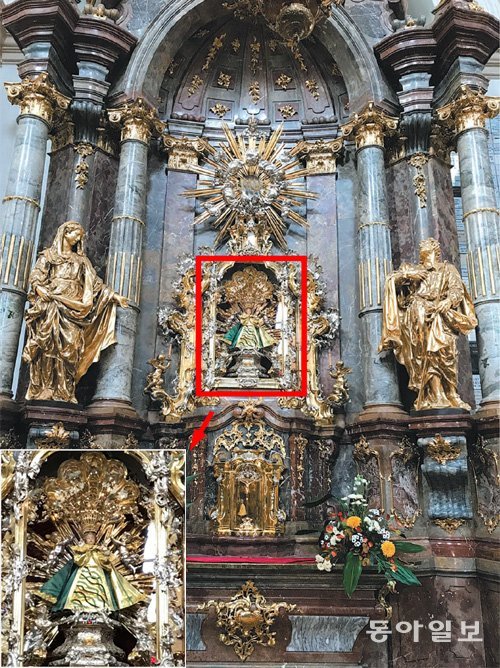체코 프라하 ‘승리의 성모와 프라하 아기 예수 성당’ 내부. 가운데 자리한 명물 아기 예수상은 45cm 크기로, 때맞춰 옷을 갈아입는다. 프라하=정양환 기자 ray@donga.com