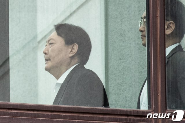 윤석열 검찰총장이 10일 오후 서울 서초구 대검찰청에서 점심식사를 하기 위해 이동하고 있다.  News1