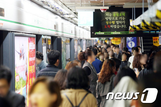10일 오전 서울 지하철 2호선에 문제가 발생해 열차 운행에 차질이 빚어지면서 출근길 시민들이 불편이 겪었다. 사진=뉴스1
