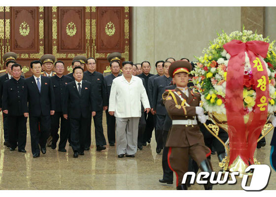 김정은 북한 국무위원장이 노동당 창건일(10월 10일)을 맞아 금수산태양궁전을 참배했다고 노동당 기관지 노동신문이 11일 보도했다. 사진=뉴스1