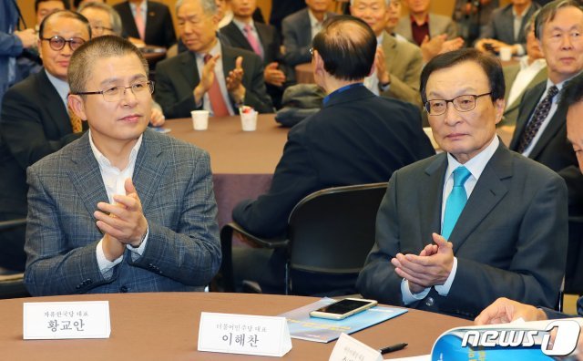 이해찬 더불어민주당 대표와 황교안 자유한국당 대표가 10일 오후 서울 중구 한국프레스센터에서 열린 한국방송기자클럽 창립 30주년 기념식에 참석해 박수치고 있다.2019.10.10/뉴스1 © News1