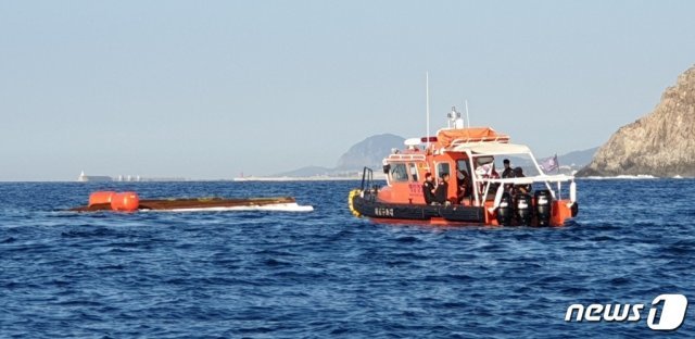 11일 오전 1시59쯤 제주 서귀포 문섬 남쪽 약 100m 해상에서 선원 3명이 타고 있는 어선 A호(9.77톤)가 침몰해 전복됐다. 서귀포해양경찰서는 오전 2시24분쯤 승선원 3명을 전원 구조했다고 밝혔다.(서귀포해양경찰서 제공) © News1
