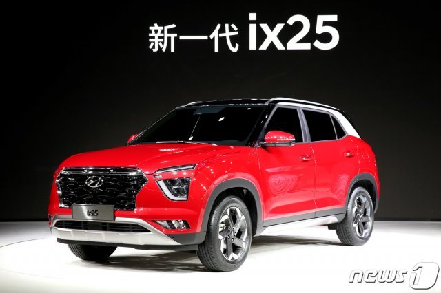 16일 중국 상하이 컨벤션 센터에서 열린 2019 상하이 국제모터쇼 현대자동차 부스에 중국 전략형 SUV ‘신형 ix25’가 전시돼 있다. (현대차 제공) 뉴스1