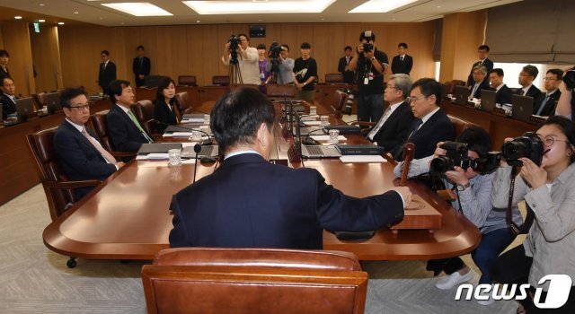 이주열 한국은행 총재가 30일 오전 서울 중구 한국은행에서 열린 금융통화위원회를 주재하며 의사봉을 두드리고 있다. © News1
