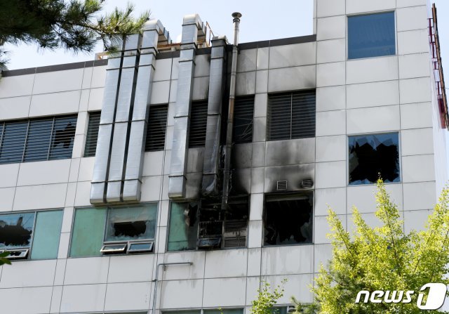24일 오전 9시 3분쯤 경기 김포시 풍무동의 한 요양병원에서 화재가 발생, 노인 2명이 숨지는 사고가 발생했다. 사고가 발생한 요양병원의 모습. © News1
