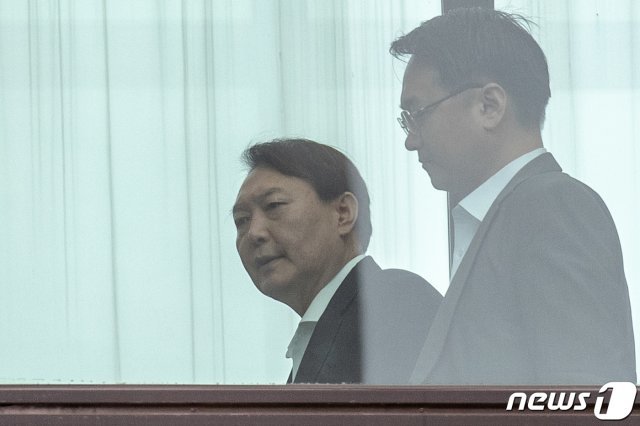 윤석열 검찰총장이 10일 오후 서울 서초구 대검찰청에서 점심식사를 하기 위해 이동하고 있다. 2019.10.10/뉴스1 © News1