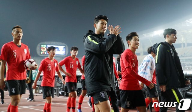 축구대표팀 손흥민,김신욱,이강인 등 선수들이 10일 오후 경기도 화성시 향남읍 화성종합경기타운에서 열린 2022 국제축구연맹(FIFA) 카타르 월드컵 아시아지역 2차 예선 조별리그(H조) 대한민국과 스리랑카의 경기 종료 후 팬들과 승리의 기쁨을 나누고 있다. 이날 대한민국은 8대0으로 승리를 거뒀다. © News1