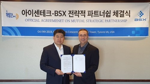 (사진 왼쪽부터)아이센테크㈜ 김종현 대표와 미국 BSX Corp 데이비드 푸스 대표가 9일 오전 미국 버지나아 Tysons Corner에서 파트너십 및 라이선스 계약후에 기념촬영을 하고 있다.
