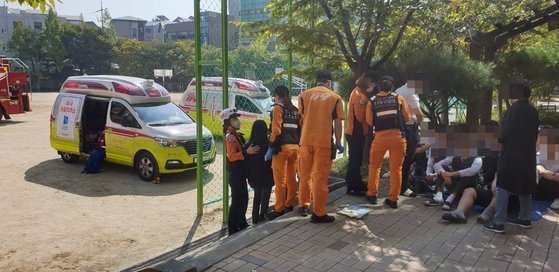 11일 오전 경기도 수원시 한 고교에서 포르말린이 누출돼 전교생 등 850명이 대피하는 소동이 벌어졌다. 사진=경기소방재난본부 제공