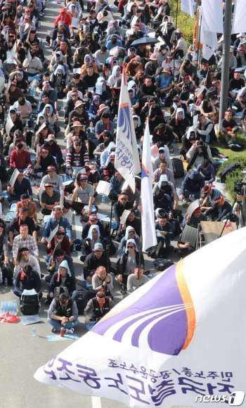 전국철도노동조합 조합원들이 11일 정부세종청사 기획재정부와 국토교통부 앞에서 열린 철도노조 총파업 출정식에서 구호를 외치고 있다. 2019.10.11/뉴스1