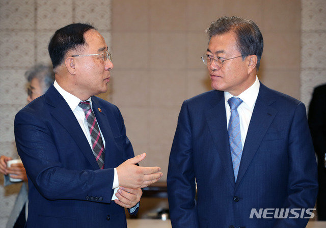 문재인 대통령과 홍남기 경제부총리 겸 기획재정부 장관이 30일 청와대 본관에서 열린 국무회의에 앞서 차담을 나누고 있다. 사진=뉴시스