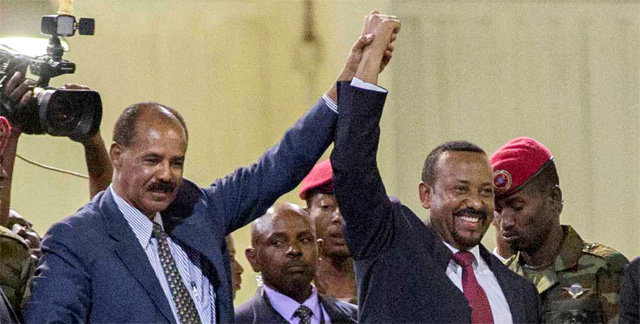 지난해
 7월 15일 에티오피아 수도 아디스아바바에서 아비 아머드 알리 에티오피아 총리(앞줄 오른쪽)가 아페웨르키 이사이아스 에리트레아 
대통령과 손을 붙잡고 높이 들어 보이고 있다. 1998년부터 20년간 전쟁을 벌여온 두 나라는 당시 종전을 선언했고 두 달 후 
평화협정도 체결했다. 아디스아바바=AP 뉴시스