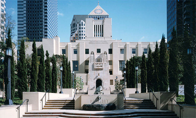 1926년 건축가 버트럼 굿휴의 설계로 건축된 로스앤젤레스 중앙도서관. 피라미드 모양 지붕이 있는 이국적인 건물로, 화재 후 7년 만인 1993년 재개관했다. 글항아리 제공