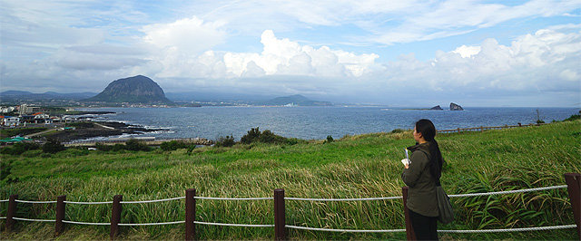 송악산 올레길에서 바라본 산방산(왼쪽)과 형제섬(오른쪽).