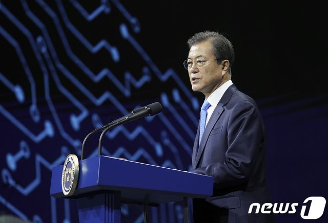 문재인 대통령이 10일 오전 충남 아산시 삼성디스플레이 아산공장에서 열린 삼성디스플레이 신규 투자 및 상생협력 협약식에서 발언하고 있다. (청와대 제공) 2019.10.10/뉴스1