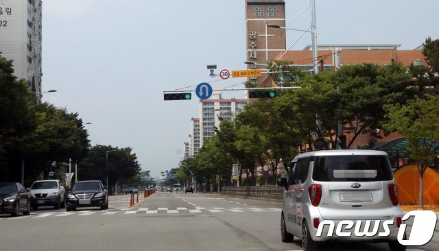 서부경찰서 앞 사거리에 설치된 30km 신호·과속 단속 카메라.© 뉴스1DB