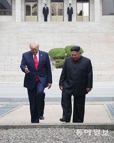 트럼프 대통령이 김정은 위원장의 안내로 군사분계선을 넘어 북한 땅을 밟은 뒤 다시 남측 지역으로 넘어서고 있다.
