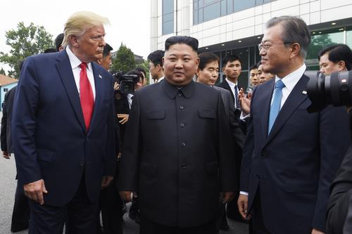 지난 6월 30일 판문점 남측 지역에서 만난 트럼프 미국 대통령, 김정은 북한 국방위원장, 문재인 대통령 (왼쪽부터). 사진출처 AP